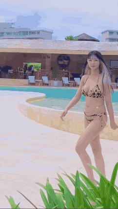 눈에 확 띄는 화려한 무늬의 노란색 비키니 김갑주 몸매