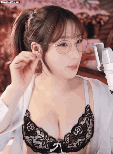 대놓고 검정 레이스 브라 가슴골 보여주는 안경 명아츄