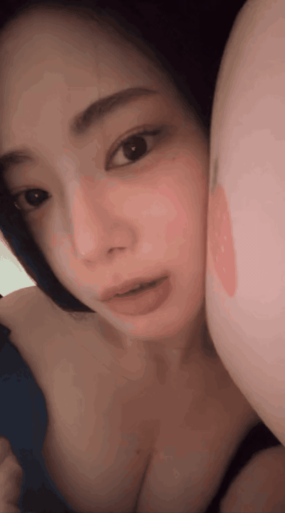 옆으로 누워 요망하게 눌린 가슴골 자랑하는 리즈리사