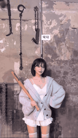빠따 들고 있는 김빵귤 흰 끈원피스 가슴골 몸매