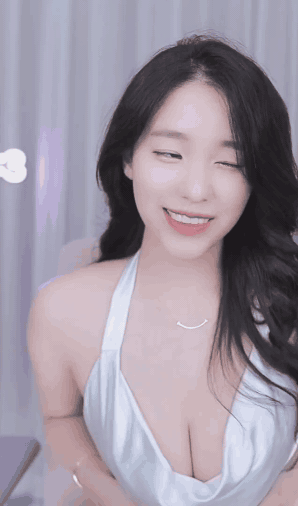 화이트 실크 드레스 입고 가슴 몽글몽글한 리액션 미래 ㄷㄷ