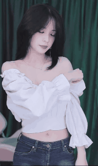 화이트 오프숄더 잠깐 숙일때 체급 보이는 깅예솔