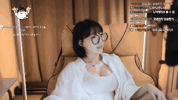 흰 셔츠 오픈하고 캠 각도 조정하는 강인경 ㄷㄷ