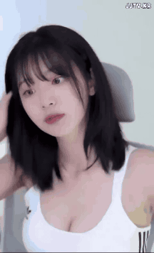 흰 아디다스 스포츠브라 입고 겨드랑이 보여주는 QWER 쵸단