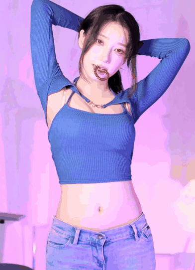 머리 묶는 마젠타 파란 골지 탱크탑 + 메이드복 겨 배꼽
