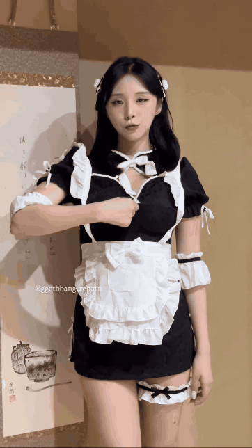 메이드복 벗고 검정 브라 가슴골 흔들어주는 꽃빵