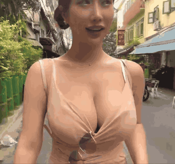 여행가서 걸어다니는 그릴래영 V넥 H컵 가슴골 무빙