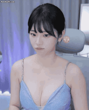체인끈 하늘색 반짝이 원피스 숙여주는 뽀얀 가슴골 쵸단