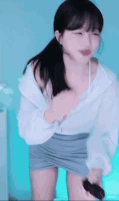 한쪽 어깨 흘러내린 흰 셔츠 + 민트색 앞트임 초미니 이유란