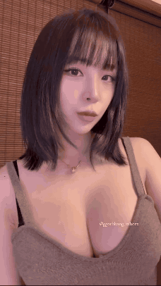 갈색 골지 민소매 입고 가슴 터는 유부녀 GOAT 꽃빵
