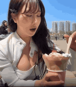 야외에서 파르페 먹방중인 그릴레영 크로슴백 가슴골