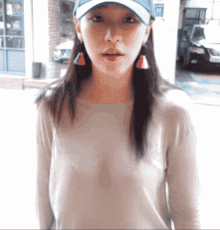 노출 전혀 없는 미래 하지만 다 비치는 브라 가슴골 모양