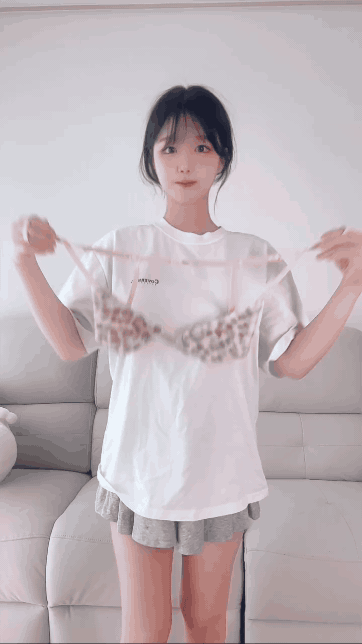 언더붑 보이는 호피 무늬 속옷으로 갈아입는 에디린