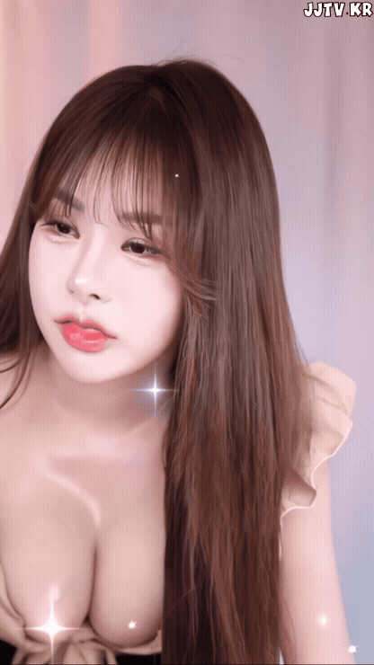 질끈 묶은 베이지색 브라탑 바비앙 오일바른 핵가슴골