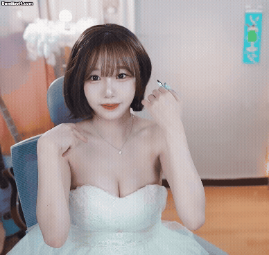 화이트 오프숄더 웨딩드레스 찰랑이는 윗슴골 수련수련