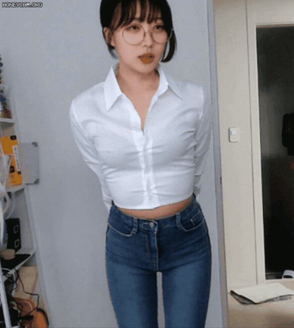 안경 박하악 꽉찬 흰셔츠에 타이트한 청바지 하체