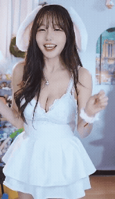 인간을 발견한 토끼 수련수련 흰 원피스 D컵 가슴골