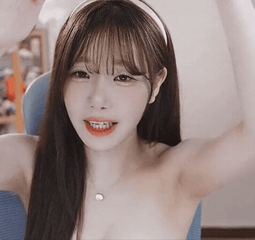 '치지직 수호녀' 수련수련 오프숄더 말끔한 야드랑이