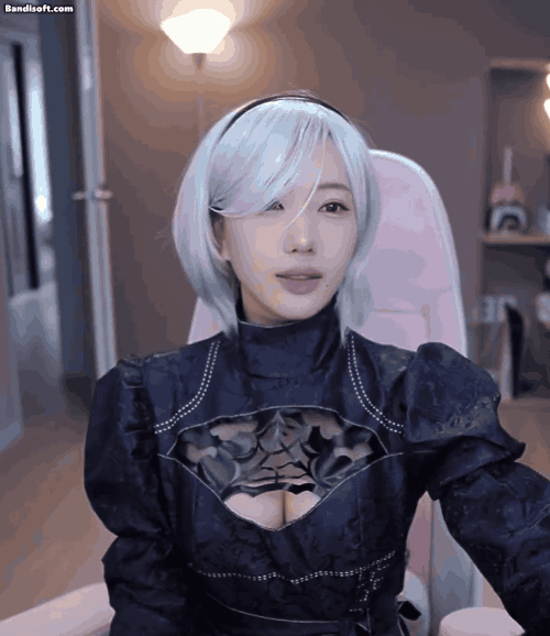 니어 오토마타 코스프레한 캉난나 구멍난 가슴골