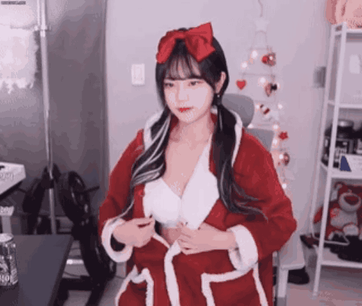복근 + 등근육 인증하는 QWER 쵸단 ㅗㅜㅑ