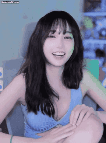 브라가 삐져나온 마젠타 + 팬티끈 올리는 마젠타