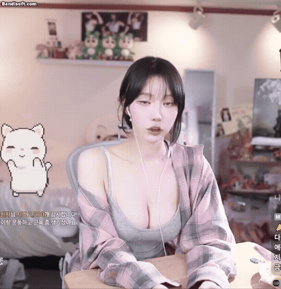 회색 끈나시 알통 자랑하는 겨우디 F컵 가슴골