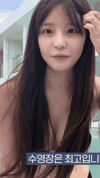 박민정 보홀여행 가슴골에 목걸이 끼운 블랙 끈비키니 몸매