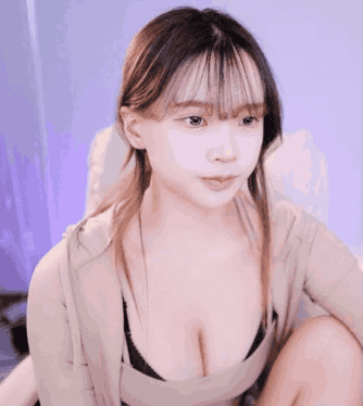 숲으로 이적한 세림잉...베이지색 브라탑 아찔한 가슴골