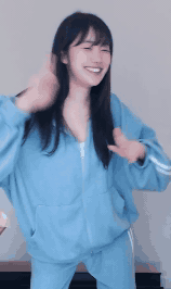 하늘색 츄리닝 속 흰 끈나시 내리고 가슴골 보여주는 별비